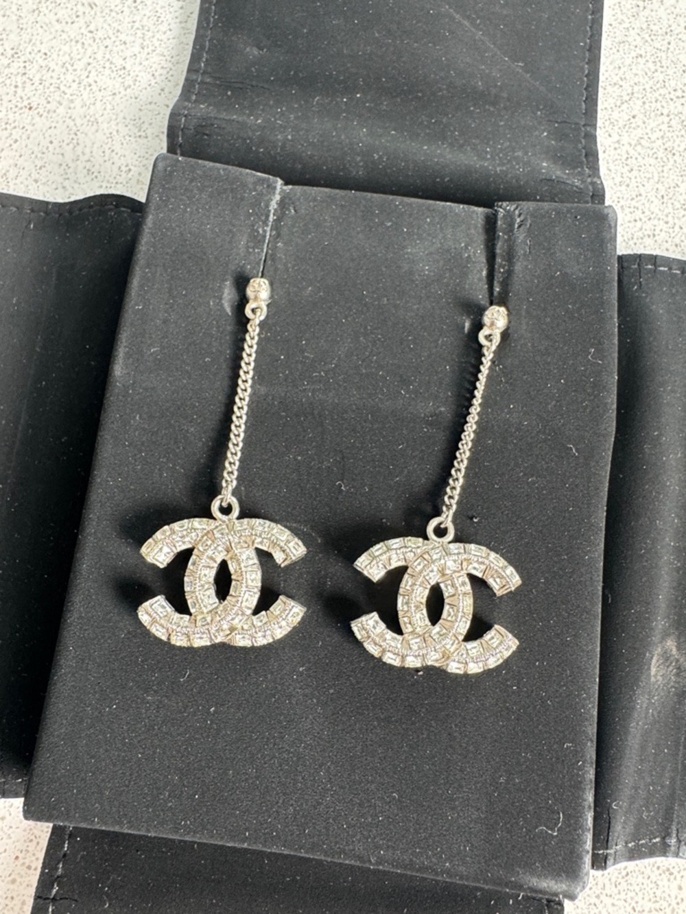 Chanel Crystal CC Drop Earrings in silver - Picture 3 of 4